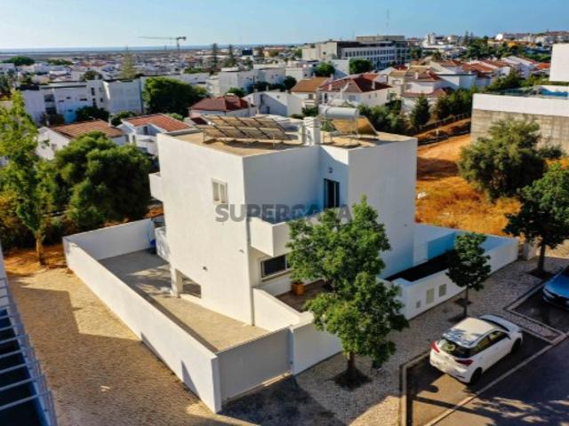 Moradia T4, que combina conforto, estilo e uma localização privilegiada situada em Tavira, no coração do Algarve. Com uma excelente exposição solar, esta propriedade é o lar ideal para quem procura qualidade de vida!