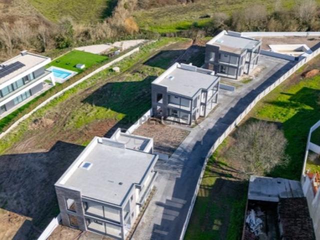 Moradia Ecológica T4 com Terraço na Cobertura e Jardim | Casa Pronta a Habitar | Costa de Prata, Portugal