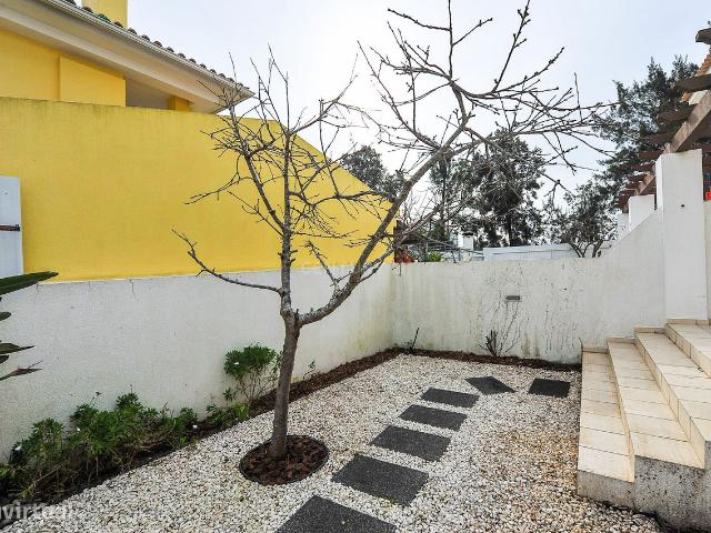 Moradia T4 em Vila Nova da Caparica Conforto e Elegncia Perto do Ma
