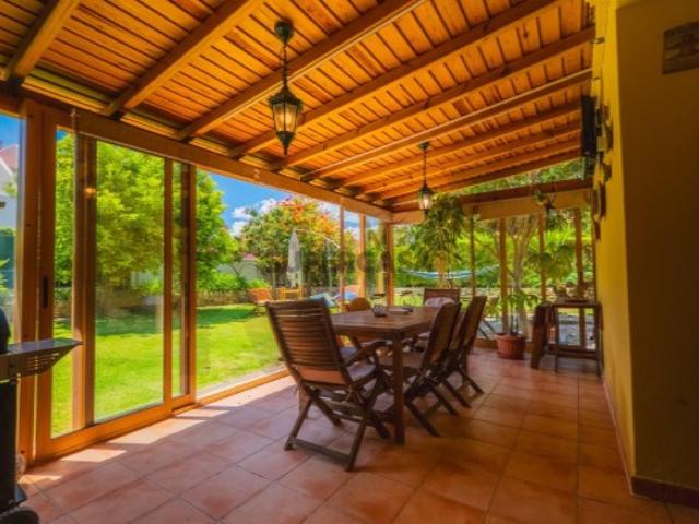 Moradia T4 em zona Residencial Vista sobre o Rio Arade, Garagem, Cave e com Potencial para Piscina