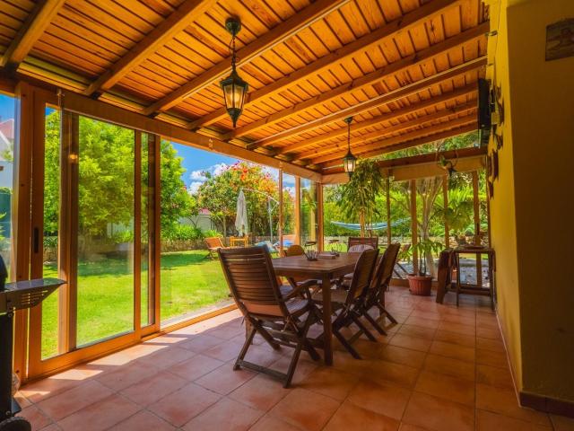 Moradia T4 em zona Residencial Vista sobre o Rio Arade, Garagem, Cave e com Potencial para Piscina