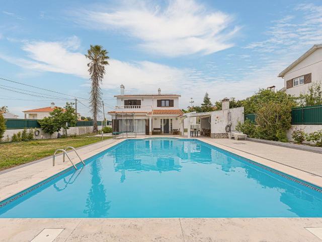 Moradia T4 Ericeira com piscina, jardim, churrasqueira e garagem