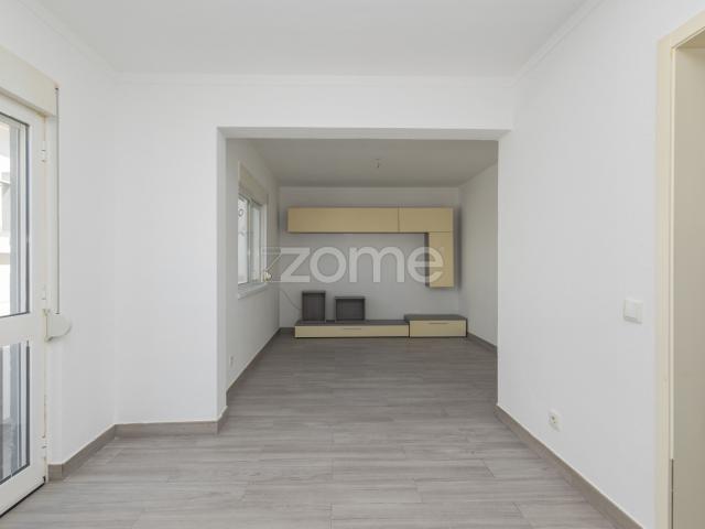 Moradia T4, Espaço Exterior e Excelente Luz Natural