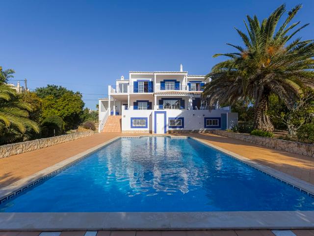 Moradia T4 espaçosa com vista mar do 1ºpiso piscina, jardim e garagem/n