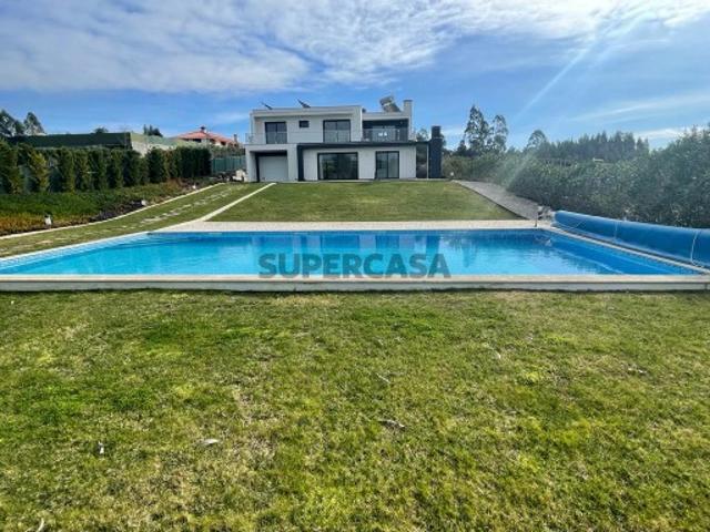 Moradia T4 estilo contemporâneo com piscina no Nadadouro
