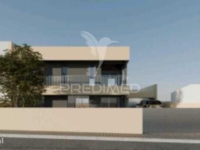 Moradia T4, geminada, nas Quintinhas