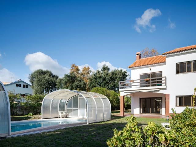 Moradia T4 Geminada à Venda na Marisol — 200 m² | Lote 900 m² | Piscina