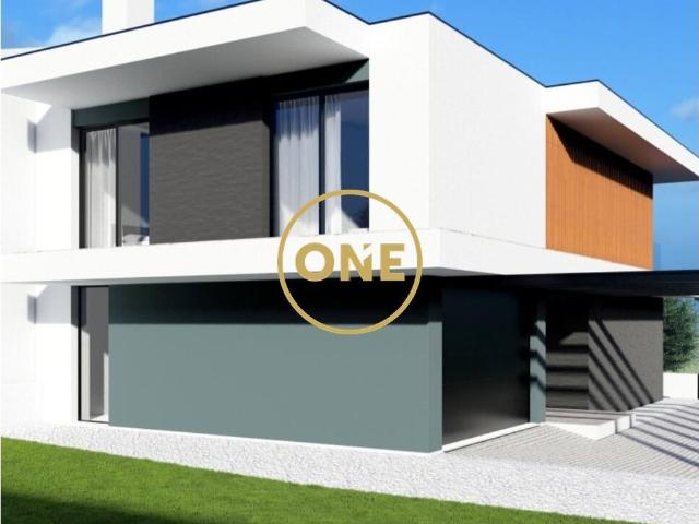 Moradia T4 Geminada com 2 Suítes, 4 Lugares de Garagem e Churrasqueira