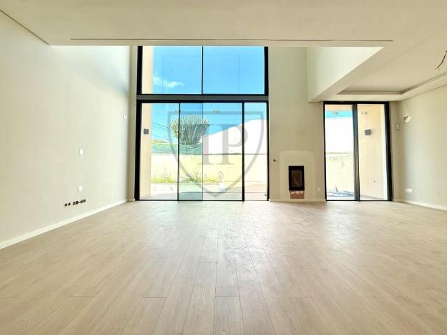 Moradia T4 Geminada com Vista Mar e Serra de Sintra, em Casc. 212m² Alcabideche