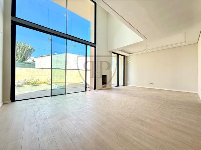 Moradia T4 Geminada com Vista Mar e Serra de Sintra, em Casc. 212m² Alcabideche