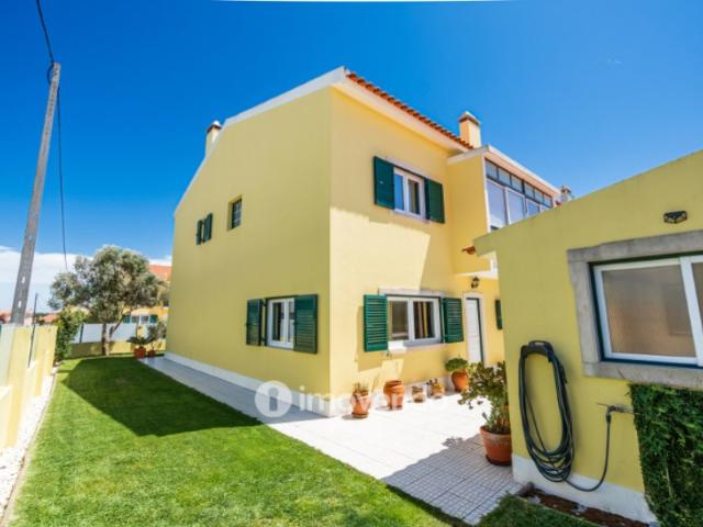 Moradia T4 geminada, com garagem e jardim, em Silveira, Torres Vedras