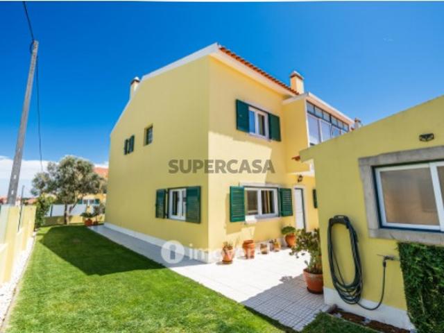 Moradia T4 geminada, com garagem e jardim, em Silveira, Torres Vedras