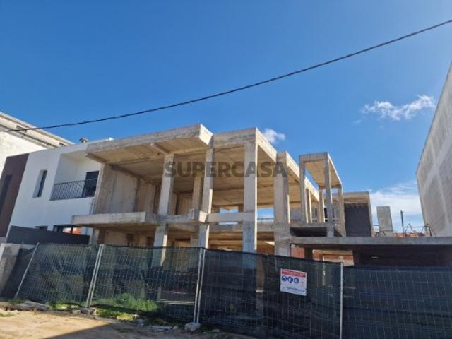 Moradia T4 geminada com piscina, sita na quinta da Madalena