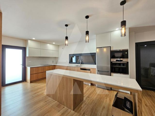 Moradia T4 geminada de arquitetura moderna em Oliveirinha!