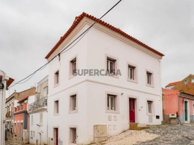 Moradia T4 geminada, em Alcântara, Lisboa