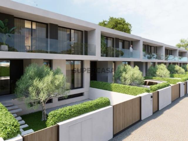 Moradia T4 geminada em Faro