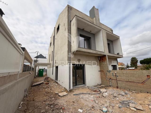 Moradia T4 geminada em Fernão Ferro