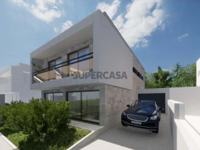 Moradia T4 geminada pela garagem à venda em Esgueira
