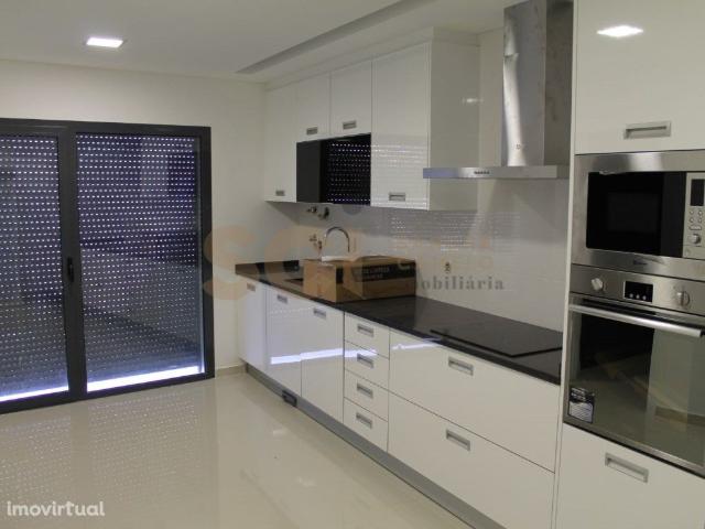 Moradia T4 | Geminada | Vale Milhaos | Piscina e Cave