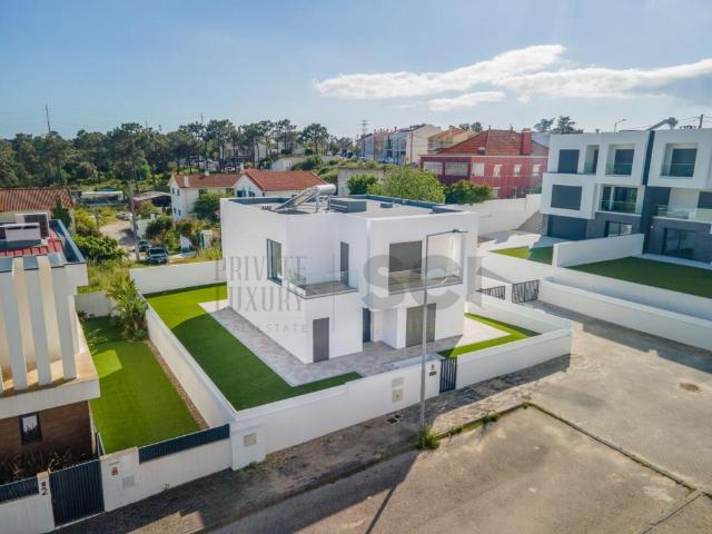 Moradia T4 Independente | Vale Milhaços 167m² Corroios