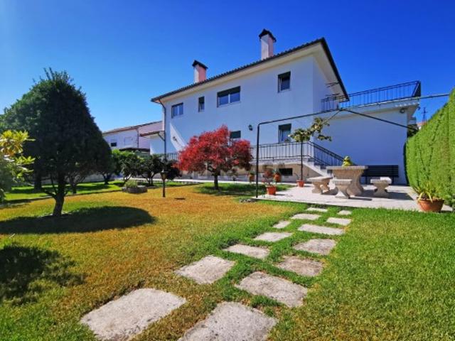 Moradia T4 independente com amplo jardim, garagem e cave Santa Marta de Portuzelo