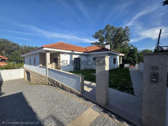 Moradia T4 independente com jardim e garagem
