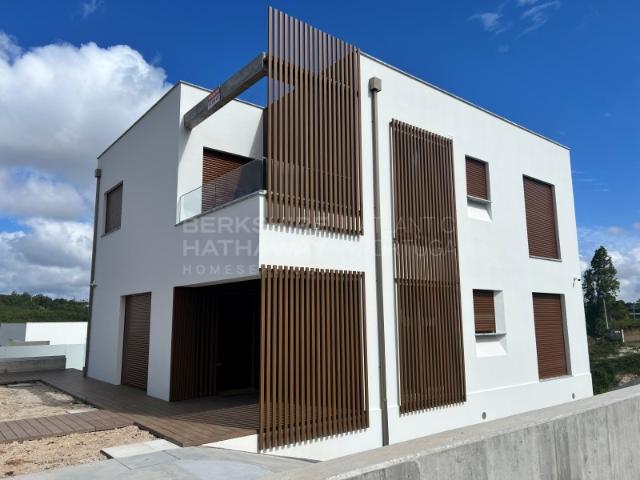 Moradia T4 independente de arquitetura contemporânea, A 30 minutos de Lisboa