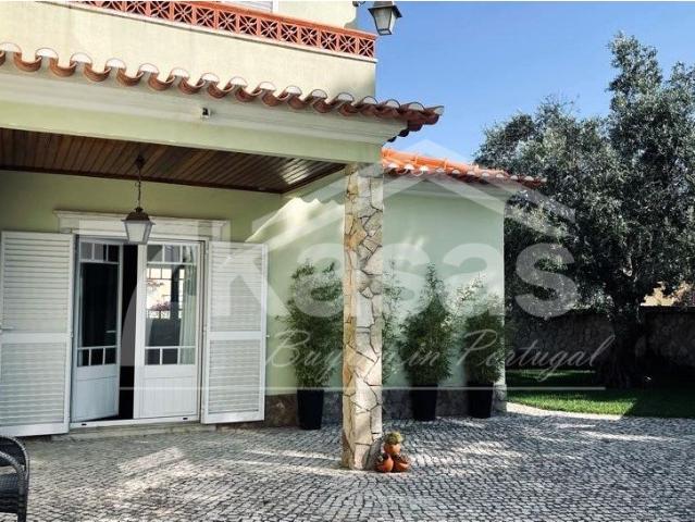 Moradia T4 independente, jardim a 12 minutos da Praia da Foz. 0m² Carvoeira e Carmões