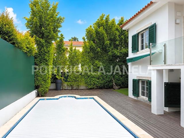 Moradia T4 Independente no Estoril | Piscina, Garagem com Carregador EV e Jardim