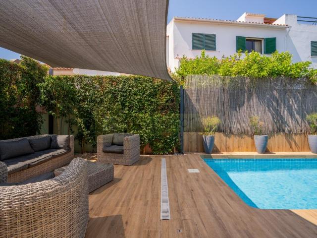 Moradia T4 Independente Renovada com Piscina e Jardim, a 5 M. 264m² Montenegro