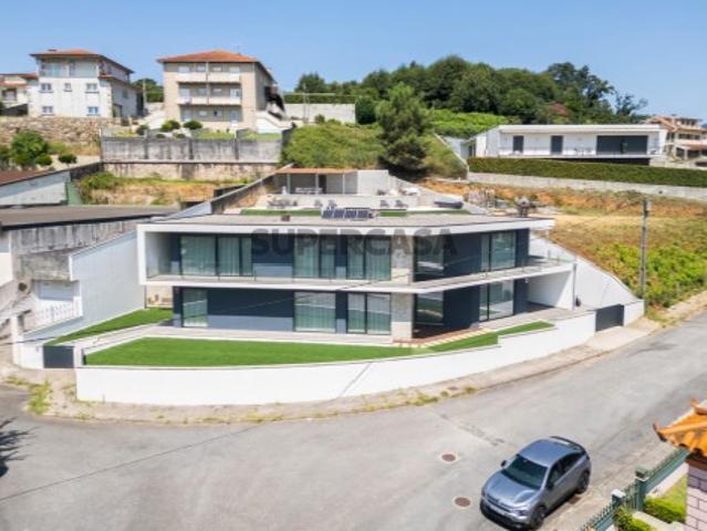 Moradia T4 Individual de LUXO Vila Verde, Moure