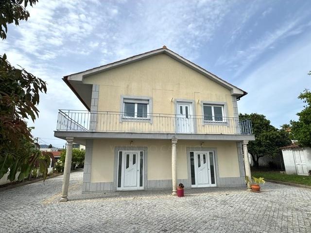 Moradia T4 individual para venda em Santa Marta de Portuzelo, Viana do Castelo
