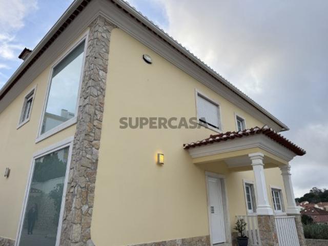 Moradia T4 isolada, com ampla garagem e jardim em Malveira, Mafra!