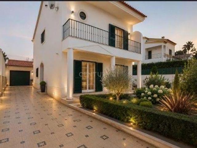 Moradia T4 Isolada, com Garagem, Jardim, Sótão e com potencial para Piscina