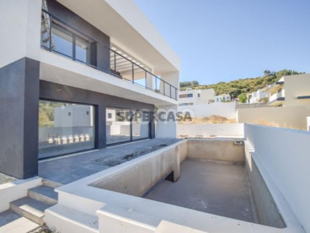 Moradia T4 Isolada com Piscina Nova Construção