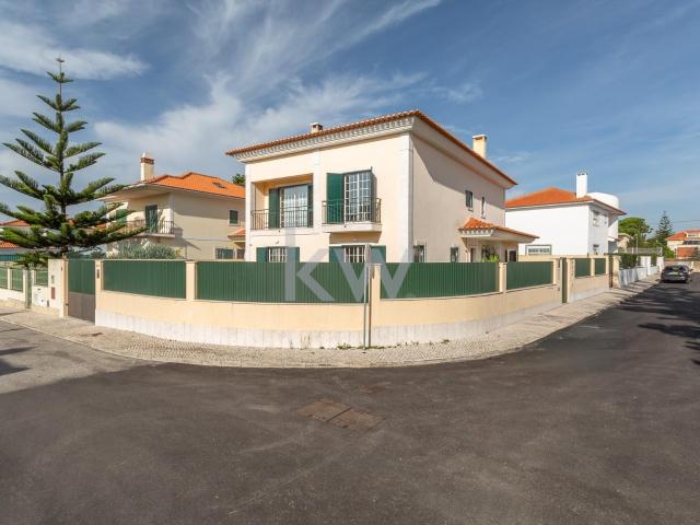 A sua Moradia T5 com piscina em Portugal Carcavelos