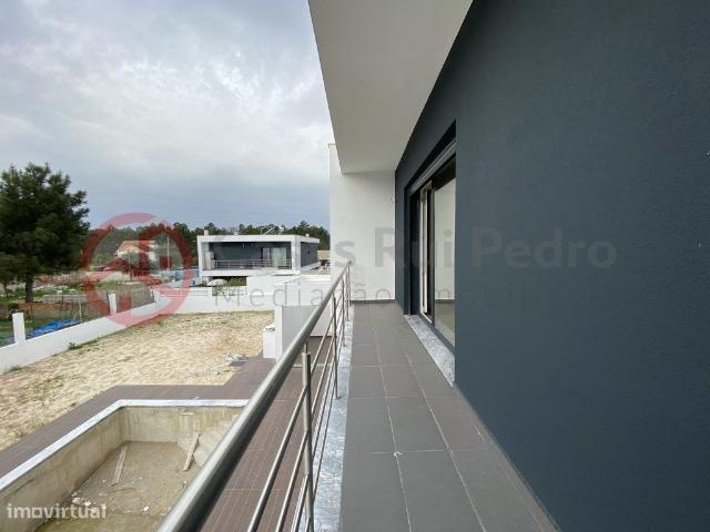 Moradia T4 isolada, com piscina, na Quinta de Valadares, Corroios
