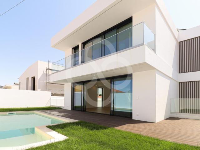 Moradia T4 isolada com piscina situada em Murches Alcabideche Cascais