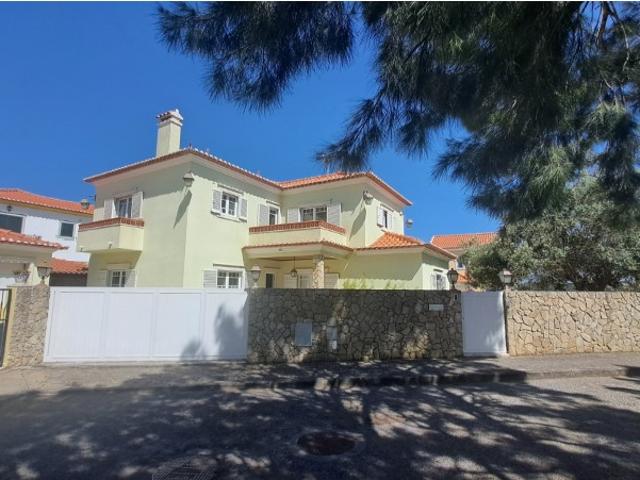 Moradia T4 Isolada | A 12 minutos da Praia da Foz do Lizandro | Jardim, Garagem e muito mais!