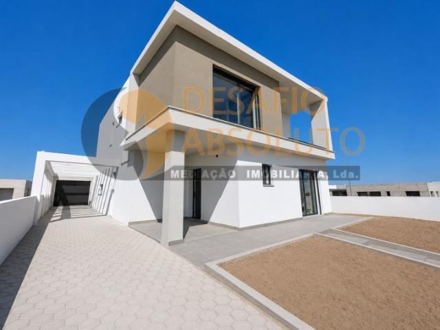Moradia T4 Isolada Duplex com Piscina e Excelentes Acabamentos. Azeitão
