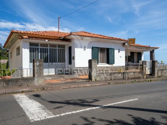 MORADIA T4 ISOLADA NO CENTRO DE SÃO JORGE COM TERRENO
