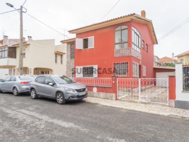 Moradia T4 isolada na Parede com Imenso Potencial *RESERVADO