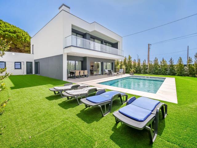 Moradia T4 Isolada | Piscina | Garagem Box | Painéis Solares | 2025 | Cascais | Alcabideche |