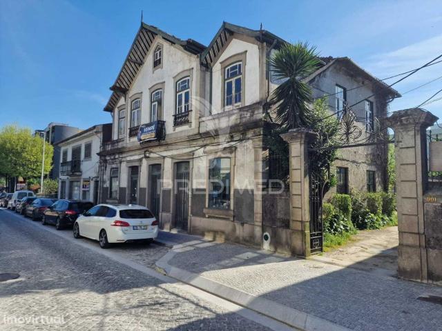 Moradia T4 localizada na vila das Taipas, Guimares
