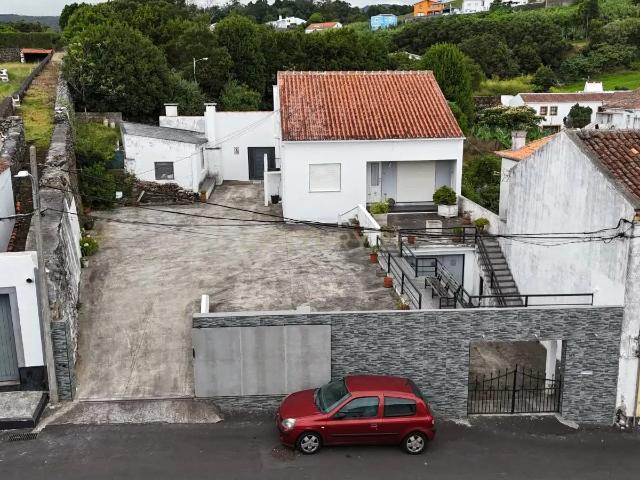 Moradia T4, localizada Pico da Urze, Angra do Heroísmo