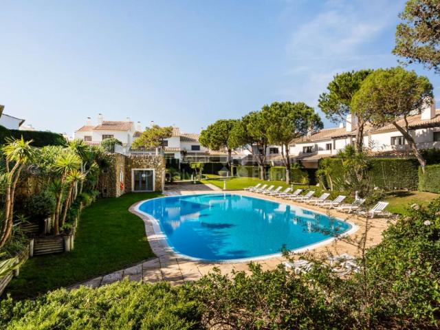 Moradia T4 para arrendamento em condomínio com piscina em Cascais