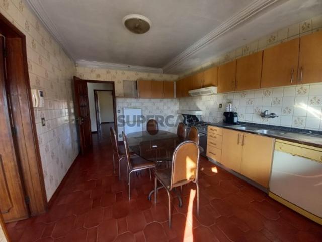 Moradia T4 para Habitação no andar e Comércio no rch + Terreno Argoncilhe