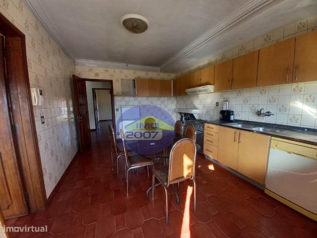 Moradia T4 para Habitao no andar e Comrcio no rch + Terreno Ar.