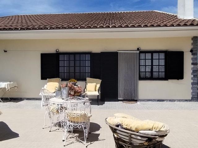 Moradia T3 para habitao prpria com quintal, restaurante e minimerca