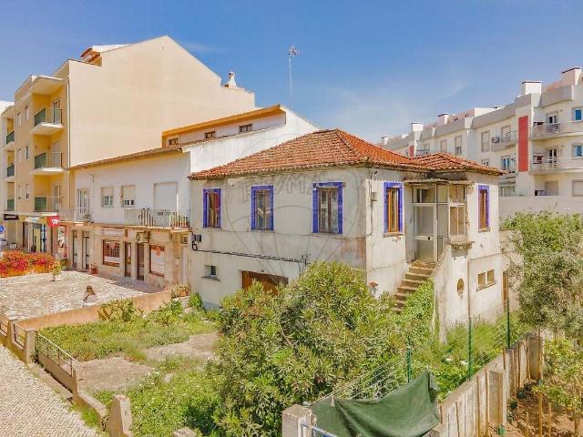 Moradia T4 para recuperar, com anexos, adega e logradouro, e. 219m² da Lourinhã e Atalaia